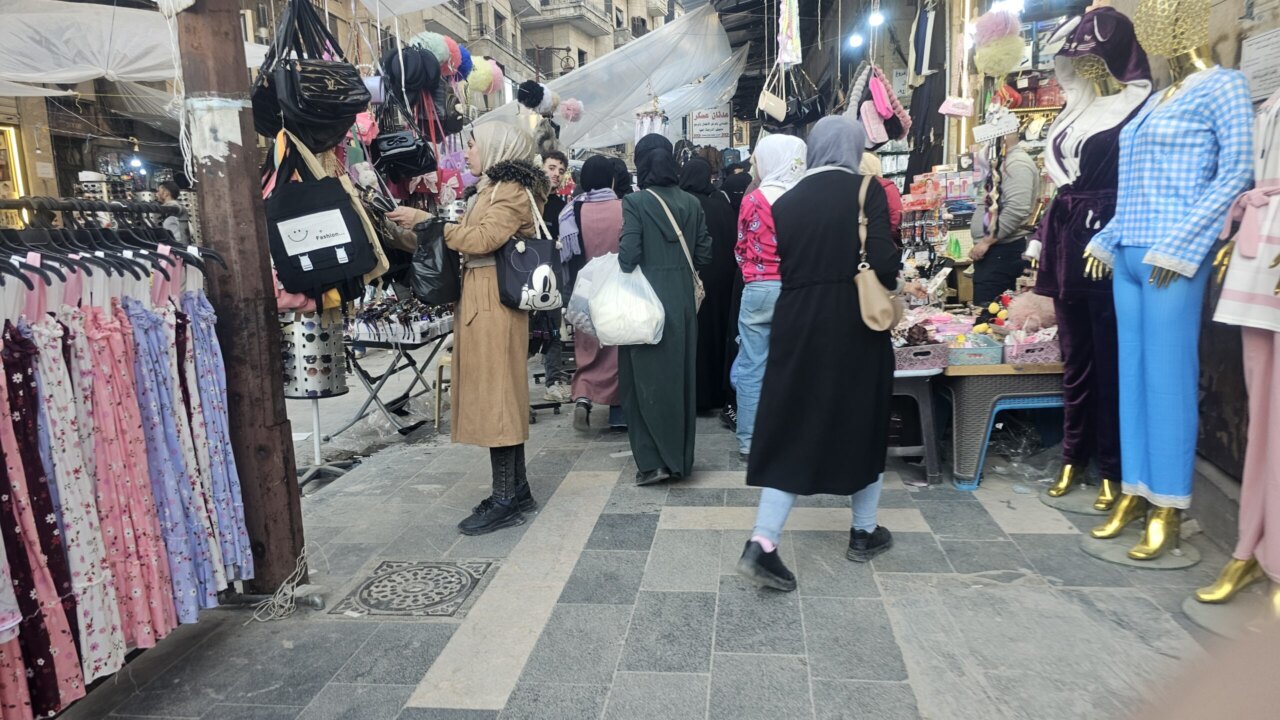 ارتفاع أسعار ألبسة العيد في حلب