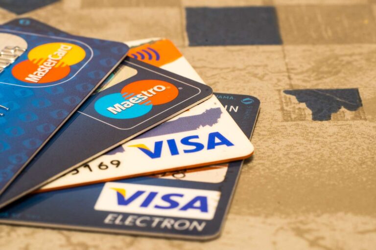 إعادة الاتصال بشبكات الدفع العالمية: ماذا تعني أولى معاملات البطاقات الدولية في سوريا منذ 15 عامًا؟