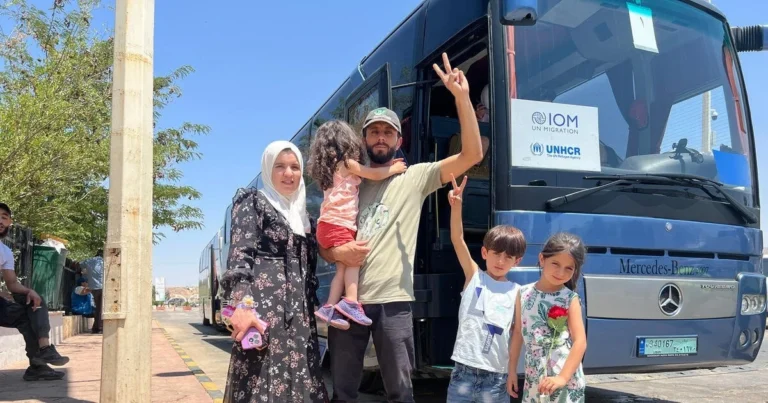 العودة إلى وطن مثقل بالتحديات: أكثر من ثلاثة ملايين سوري يعودون وسط صعوبات التعافي ونقص التمويل
